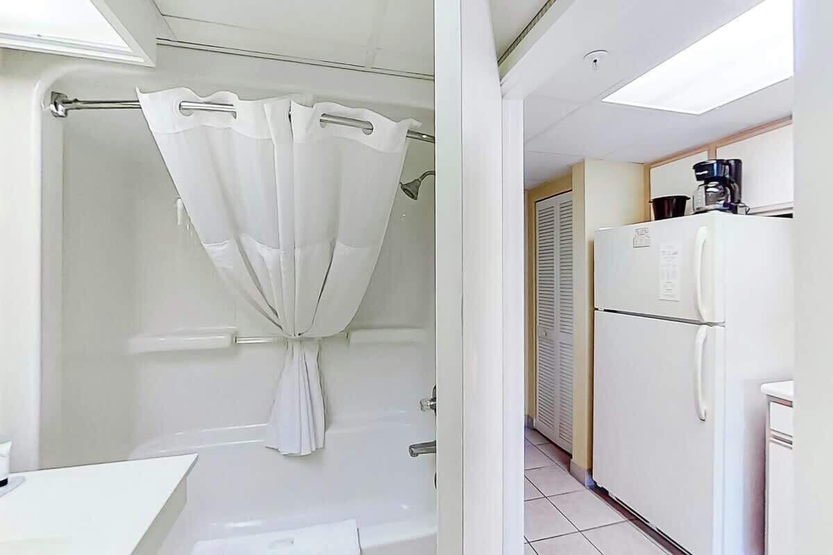 Un baño con ducha, inodoro y lavamanos.