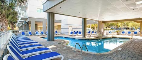 Zona de piscina amb gandules i una piscina.