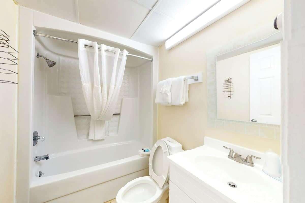 Une salle de bain avec une baignoire, des toilettes et un lavabo.