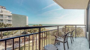 Un balcón con vista a la playa y al océano.