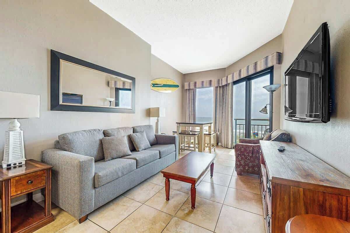 Een woonkamer met een bank, salontafel en een eethoek met een tafel en stoelen.