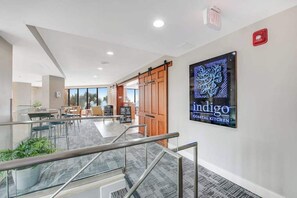 Ein modernes Interieur mit Treppe, Essbereich und einem Schild für Indigo Coastal Kitchen.