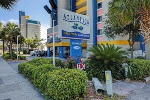 Um hotel chamado ATLANTICA com um aviso indicando acesso gratuito à internet e um rio lento.