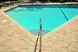 Ein Schwimmbecken mit Sicherheitsgeländer, Fliesenveranda und einer Ufermarkierung für eine Tiefe von 90 Zentimetern.