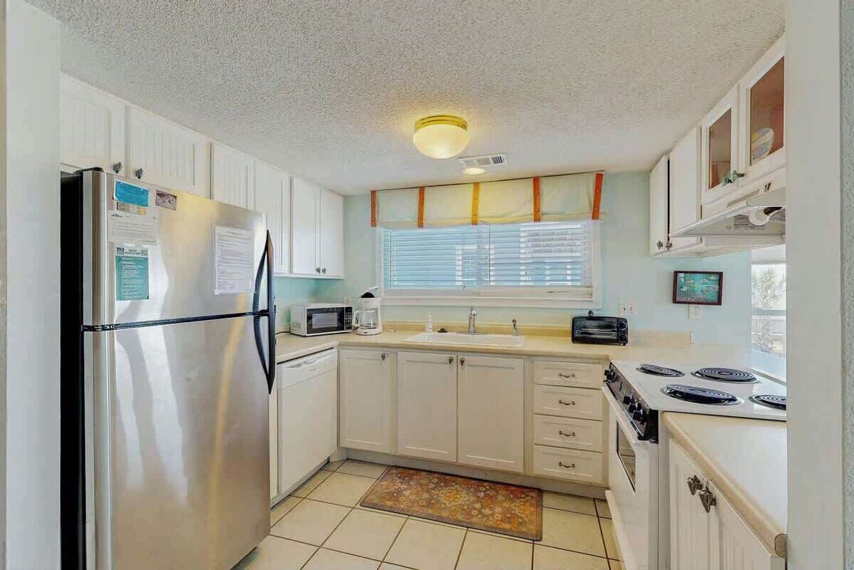 Coffee/tea maker, fridge, microwave, oven