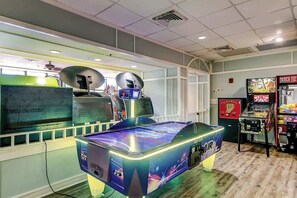 Ein Raum mit Billardtisch, Flippermaschine und Jukebox.