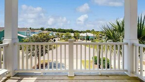 Un portico coperto con vista su una zona residenziale, tra case e vegetazione.