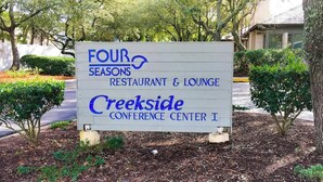Senyal del Restaurant i Saló Four Seasons al Creekside Conference Center I.