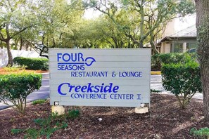 Schild für das Four Seasons Restaurant & Lounge im Creekside Conference Center I.