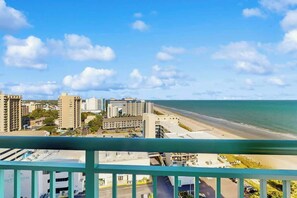 Eine Küstenstadt mit Gebäuden und einem Strand.