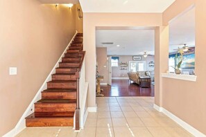 Eine Treppe führt zu einem Wohnbereich mit einer Couch und einem Couchtisch.