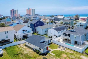 A residential area with houses, a swimming pool, and a view of the ocean. - Cherry on the Grove Condo (North Myrtle Beach)