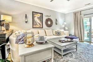 Ein stilvolles Wohnzimmer mit Sofa, Couchtisch und Dekorationselementen.