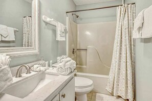 Ein Badezimmer mit Dusche, Toilette und Waschbecken.