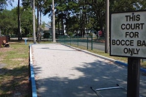 Uma quadra de bocha com uma placa indicando que é exclusiva para bocha.