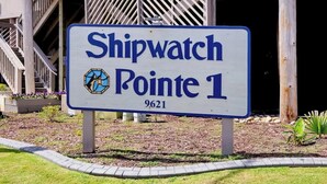 Opaste, jossa lukee ”Shipwatch Pointe 1” ja numero 9621.