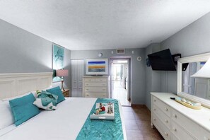 Ein Schlafzimmer mit Bett, Kommode und einem Bild an der Wand.