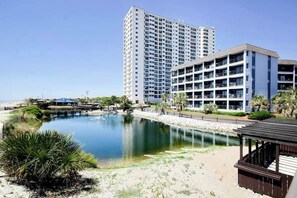 Ein Hotel mit mehreren Stockwerken, einem Pool und Strand.