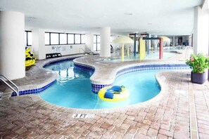 Ein Hallenbad mit einer Tiefenmarkierung von 3 Fuß, einer Whirlwanne und einer Wasserrutsche.