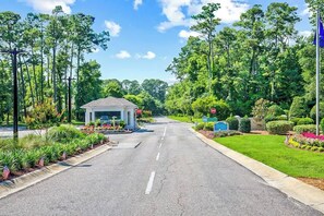 A street with a gazebo, trees, and a clear sky. - Tidewater 4214 Condo (North Myrtle Beach)