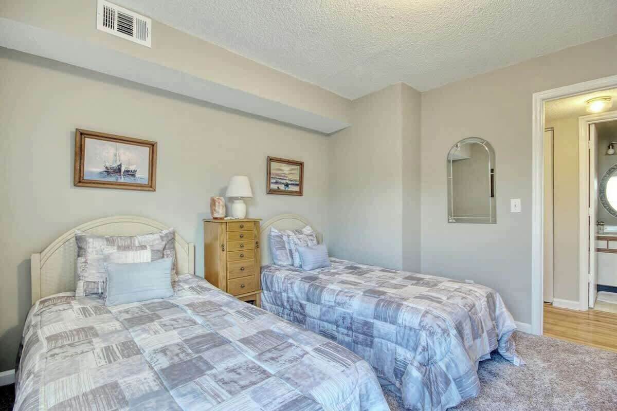 Desk, iron/ironing board, WiFi, bed sheets