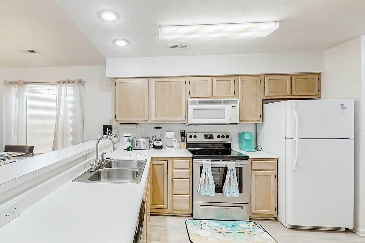 Coffee/tea maker, fridge, microwave, oven