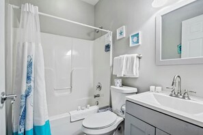 Ein modernes Badezimmer mit Badewanne, Toilette und Waschbecken.