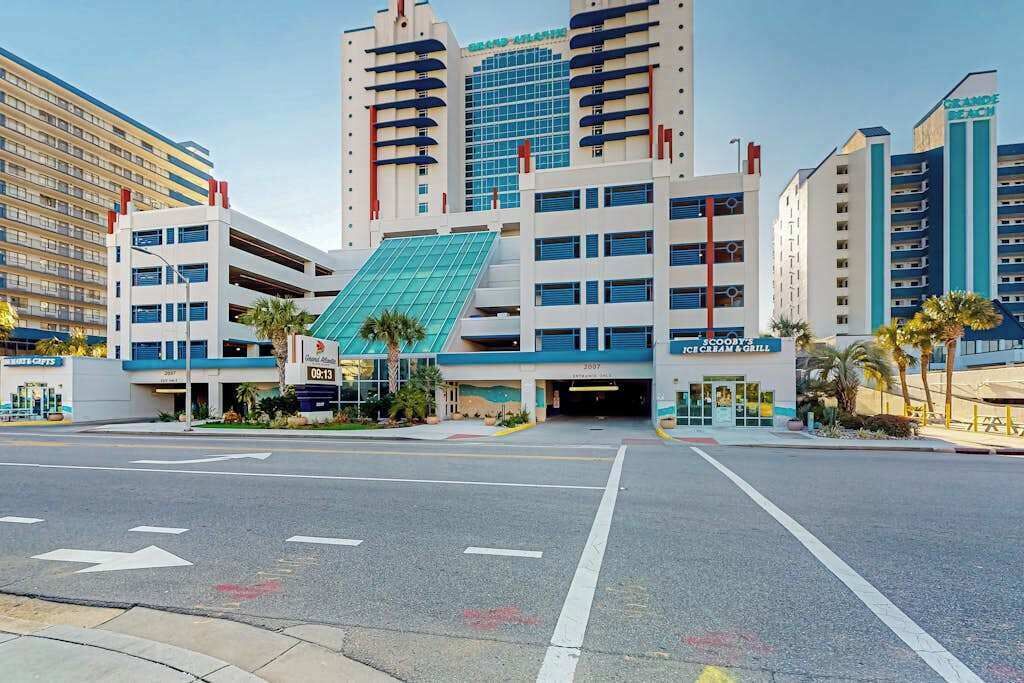 Un hotel de varios pisos con garaje, restaurante y vistas a la Grand Avenue.