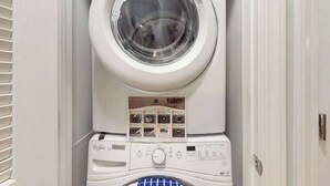 Eine Waschmaschine mit Frontöffnung, einer Bedienblende und einem Dosierfach für Waschmittel.