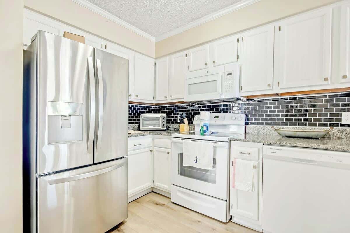 Coffee/tea maker, fridge, microwave, oven