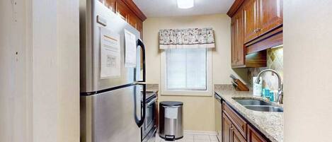 Coffee/tea maker, fridge, microwave, oven