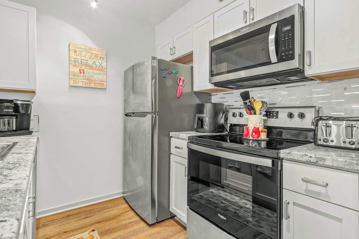 Coffee/tea maker, fridge, microwave, oven