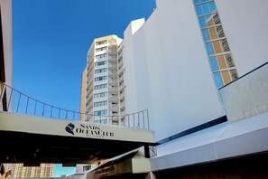 Ein mehrstöckiges Gebäude mit einem Schild für das Sands Ocean Club Resort.