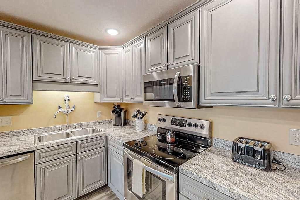 Coffee/tea maker, fridge, microwave, oven