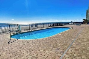 Ein Pool mit Blick auf Strand und Meer.