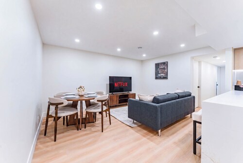 Luxury 3BR Guest Suite Near Downtown | Fast Wi-fi | Free Parking | Spa washrooms