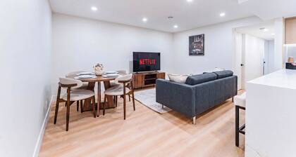 Luxury 3BR Guest Suite Near Downtown | Fast Wi-fi | Free Parking | Spa washrooms