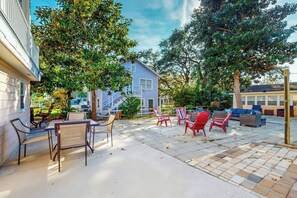 A patio area with outdoor furniture and a view of a residential building. - Flamingo House 1 - bottom (North Myrtle Beach)