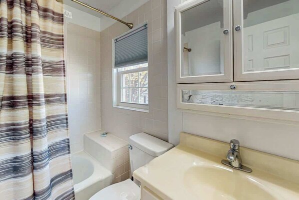 Ein Badezimmer mit Badewanne, Toilette und Waschbecken.