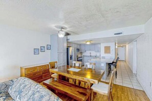 Ein kompakter Wohnraum mit Küchenzeile, Essbereich und Schlafzimmer.