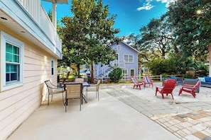 Un espace patio aménagé avec du mobilier d’extérieur et offrant une vue sur une maison.
