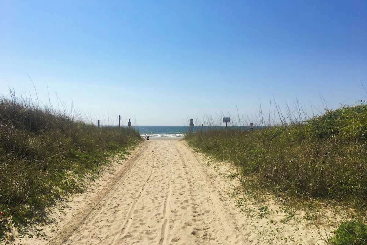 Una spiaggia nelle vicinanze