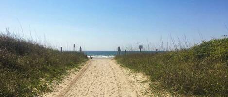Una spiaggia nelle vicinanze