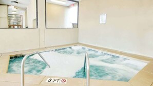 En inomhuspool med en markering som visar ett vattendjup på 3 fot och en skylt som förbjuder dykning.
