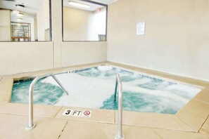 Ein Hallenbad mit einer Tiefenmarkierung von 3 Fuß und einem Schild, das das Sprungverbot anzeigt.