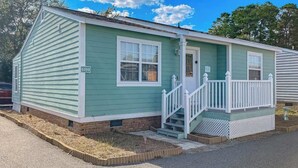 A single-story house with a front porch and a mailbox. - 3rd Avenue Oasis Retreat (North Myrtle Beach)