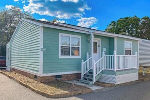A single-story house with a front porch and a mailbox. - 3rd Avenue Oasis Retreat (North Myrtle Beach)