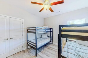 A room with bunk beds, a ceiling fan, and a window. - Cocora on Church Street - B (Myrtle Beach)