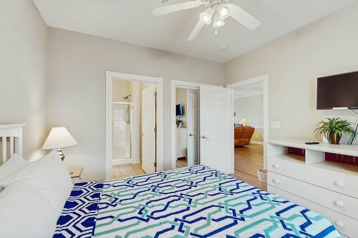 3 habitaciones, tabla de planchar con plancha, wifi y ropa de cama 