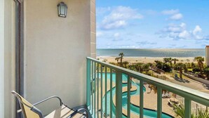 Ein Balkon mit Blick auf Strand und Pool.